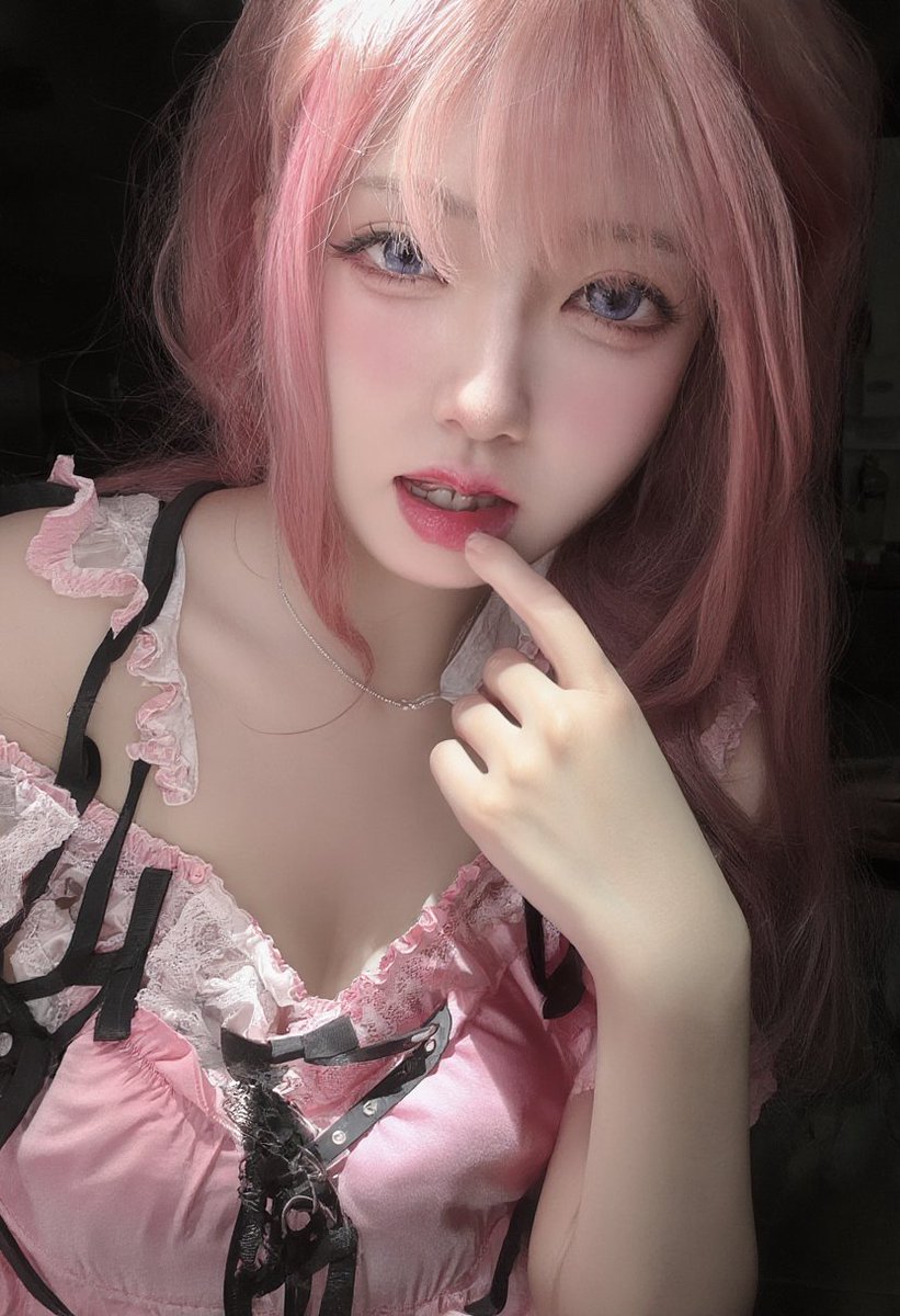 Marinadlqr's tweet photo. 偷偷露出的视线
#AIart #AIイラスト #粉髪少女 #イラスト #二次元 #sweetgoth #AIgirl
AI:https://t.co/tfG59zrD8G https://t.co/c9VFcvQQi0