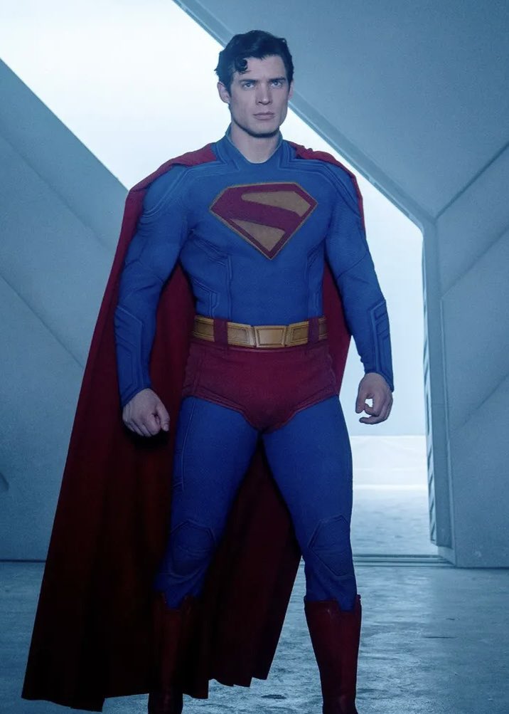 miguelaraizac's tweet photo. Me alegra decir que es la primera vez desde que estoy vivo que estoy contento con las tres interpretaciones (y con la dirección narrativa que están tomando) de Batman, Spider-Man y Superman al mismo tiempo. Pattinson, Holland y Corenswet son perfectos https://t.co/GLHAWARVmz