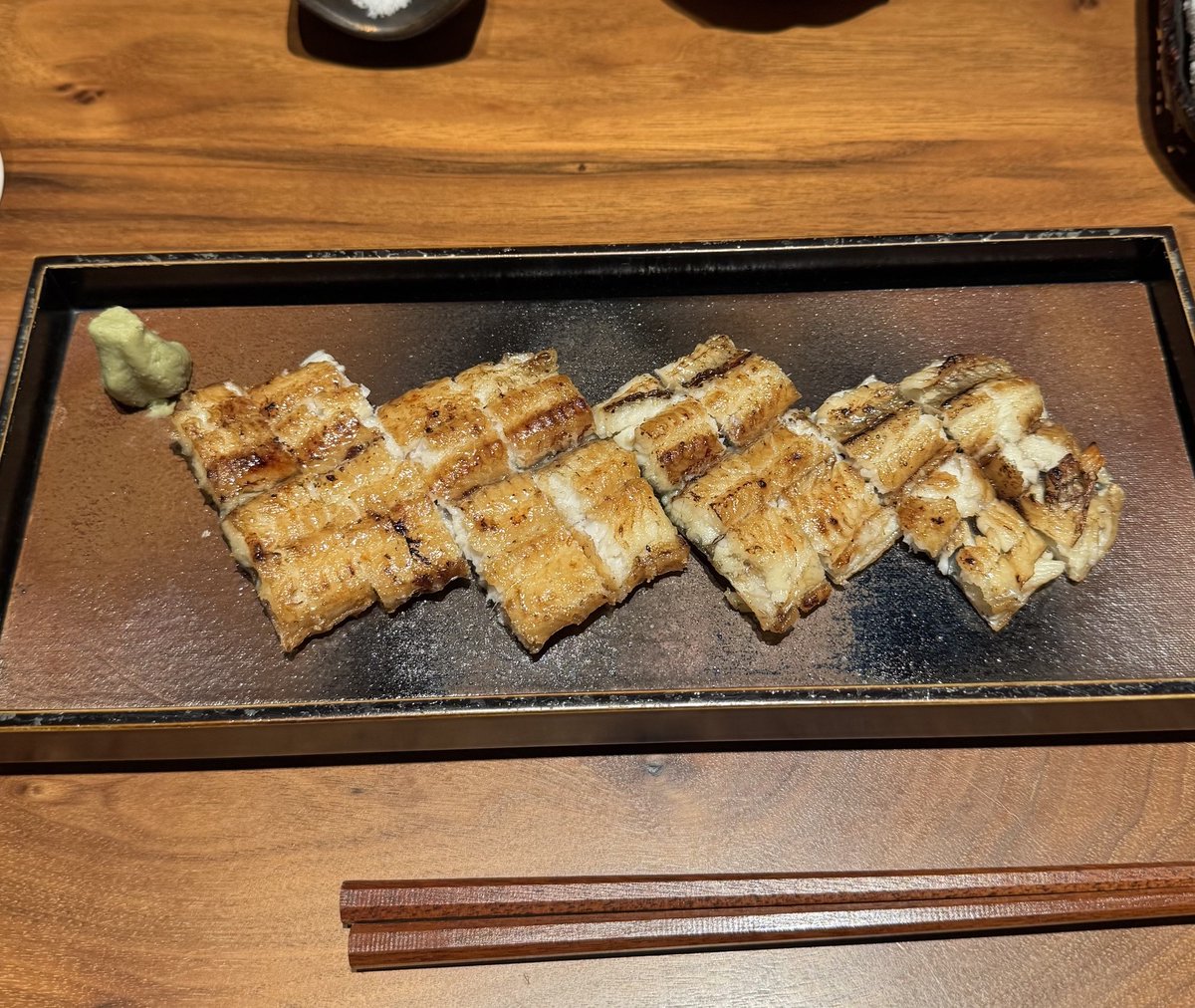RichardPapa3rd's tweet photo. ☆東京駅丸の内の【うなぎ きたお】へ

独自の技法で焼き上げているらしく、外はパリッと中はふわっとした食感が楽しめます。あいにくこの日は肝吸いが品切れでしたが、肝吸いも白焼きも美味しいですよ♪個室があるので顔合わせやお祝いにも最適です。

「うな重御膳（竹）」
「白焼き（梅）」 https://t.co/8DEaYFDP0u