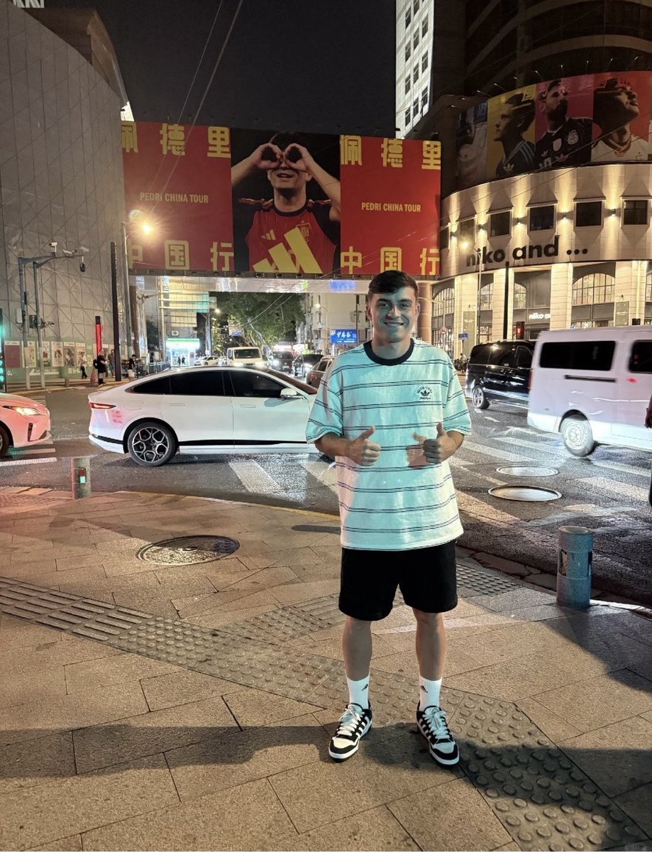 imnoterickk's tweet photo. how awkward i be taking pictures https://t.co/b8y0cQXgG2