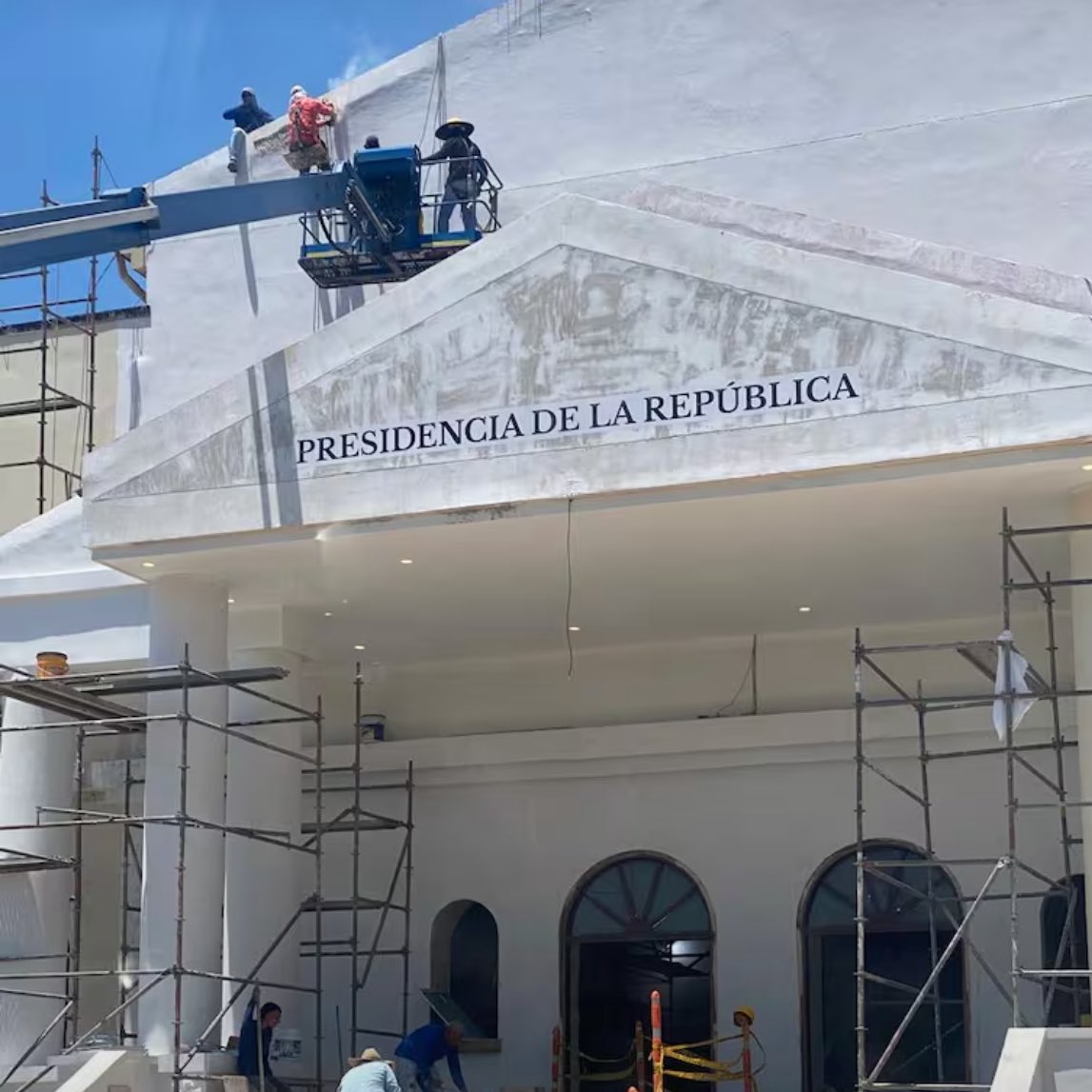 PinzonAlfred04's tweet photo. Pensé que la primera casa que se entregaría en la “patria milagro” iba a ser para un “nunca”, y resulta que es para el rico de siempre @ABDELAESPRIELLA.
¿@Danielbricen cuánto cuesta este primer milagro? https://t.co/NxNBLu8Drt