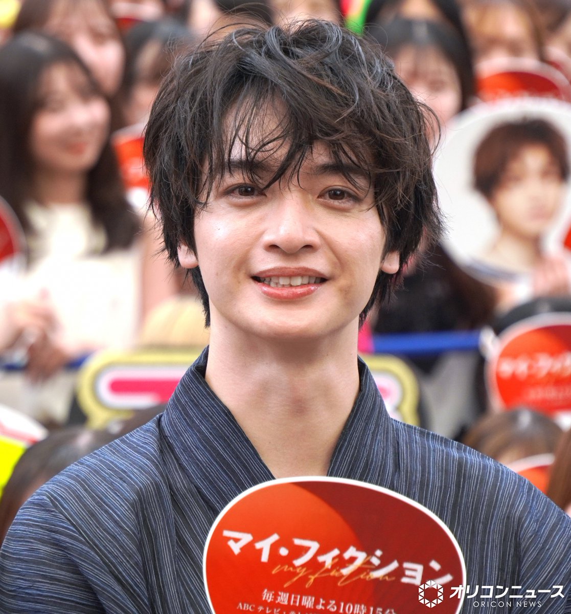 oricon's tweet photo. キスマイ玉森裕太、猛暑の屋外でとっさの対応
体調不良者を見つけ「ゆっくり休んで」
https://t.co/XYE8RdFMgc
⠀
玉森裕太主演のドラマ「マイ・フィクション」ファンイベントが東京・六本木ヒルズアリーナで開催された。猛暑の中での屋外イベントということもあり、観客には水分補給が呼びかけられて いたが、終盤に玉森が後方のファンを指し「大丈夫ですか？」ととっさに気にかける場面も。「暑いから、気をつけて。大丈夫かな？ゆっくり休んで…」と優しく気遣った。