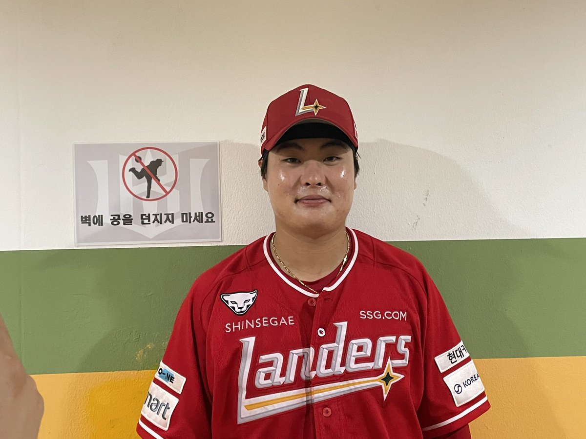 easyyyyii29's tweet photo. 내가 캐좋아하는 야선 사진 중 하나는… 기자넴들이 다짜고짜 덕아웃에 앉히거나 붙잡은 다음 카메라 들이밀고 찍은 사진들……. 야선들 죄다 어색한 착둥 미소 짓고 있고 기자넴들 각도 신경 안 쓰고 막 찍어가지고 이런 사진들 보면 진짜 웃음을 참을 수가  없음 https://t.co/cYDII63w3h