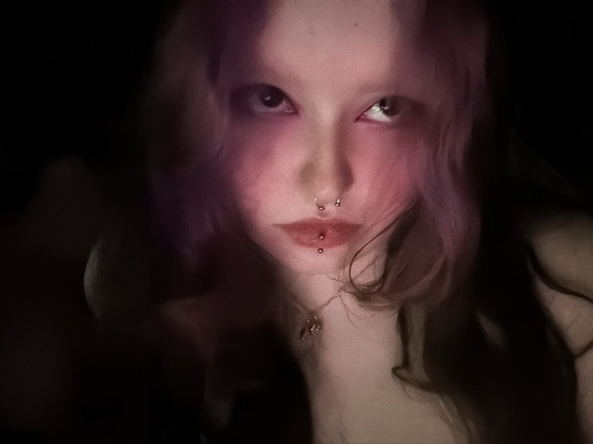 vrtualneko's tweet photo. >_< do U guys fw girls who are odd nd  menacing ? https://t.co/NuOjpDnX2g