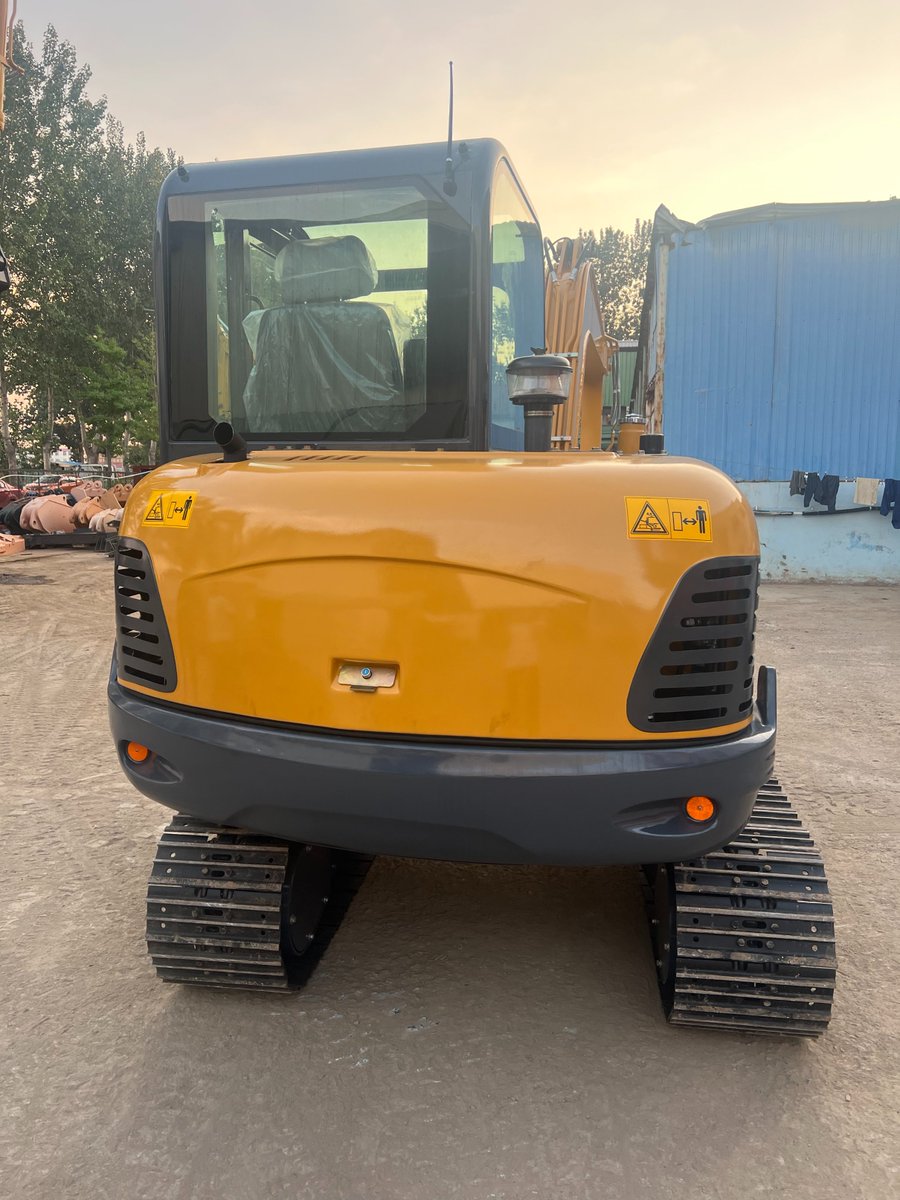 aemkexcavator's tweet photo. AEMK 6-ton crawler excavator is a brand new machine, equipped with a stable hydraulic system and steel wear-resistant tracks. Supports optional optional work accessories.
E-mail: sales@aemkmachine.com
whatsapp:+86 15253509225
Website:https://t.co/PyoUJrhw3L https://t.co/4uhP8MgjtI