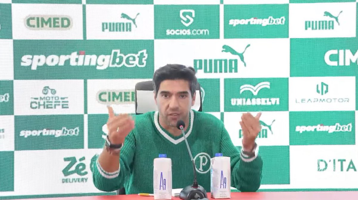 DiarioGols's tweet photo. 🎙️ Abel Ferreira:

"Se quiserem falar, vamos falar de todos. Sobre Maurício x Cacá é no limite. Aqui nessa sala 50% diria sim, 50% diria não. O árbitro decidiu pelo não. Sobre Cacá x Arias, há dúvidas? Não há dúvidas. Você viu o mesmo que eu. Viram a perna dele? O árbitro seguiu a regra."

"Conhece o histórico do Luan Cândido? Deveria conhecer... O gesto é claro e o árbitro seguiu as regras".