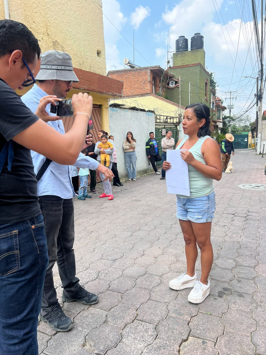 defendamosao's tweet photo. Y nada de consulta! 
Vecinos de distintas dolonias donde se lleva a cabo d e forma ilegal la construcción de  línea 5 del Cablebús dan su testimonio de inconformidad puesto que no se les han presentado permisos y estudios que avalen la obra.
#minicalle #noalcablebus https://t.co/pVfMw4alRH
