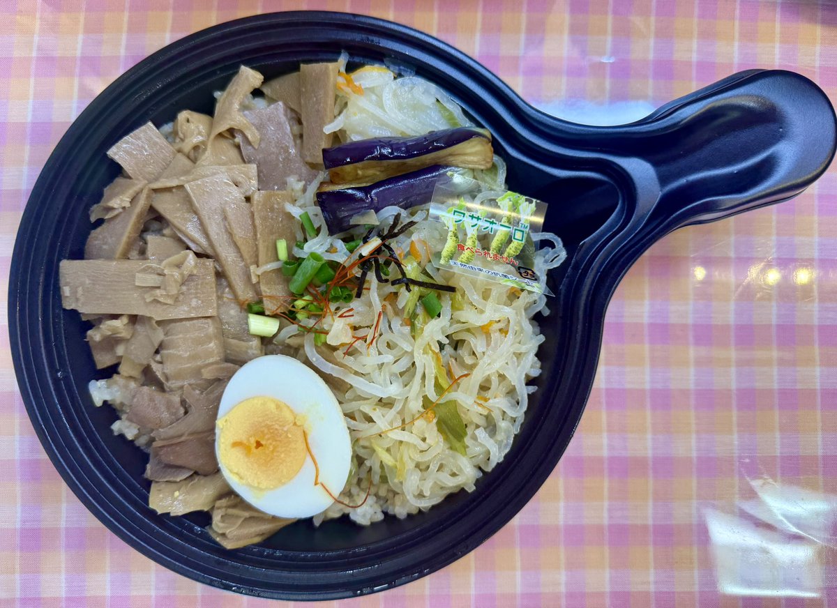 corchalsuruga's tweet photo. こんにちは☀️
櫻の里 駿河台店です！

本日のお弁当はこちら🍱
🍗 ねぎ塩チキンカツ
🍚 メンマ丼
🍙 おむすびセット

イチオシはねぎ塩チキンカツ🍱
香ばしく揚げたチキンカツに、ねぎ塩だれがよく絡む暑い日にもおすすめの一品です😊

本日もお待ちしております✨
#ランチ #櫻の里 #玄米弁当 https://t.co/0DZnyO2MUI
