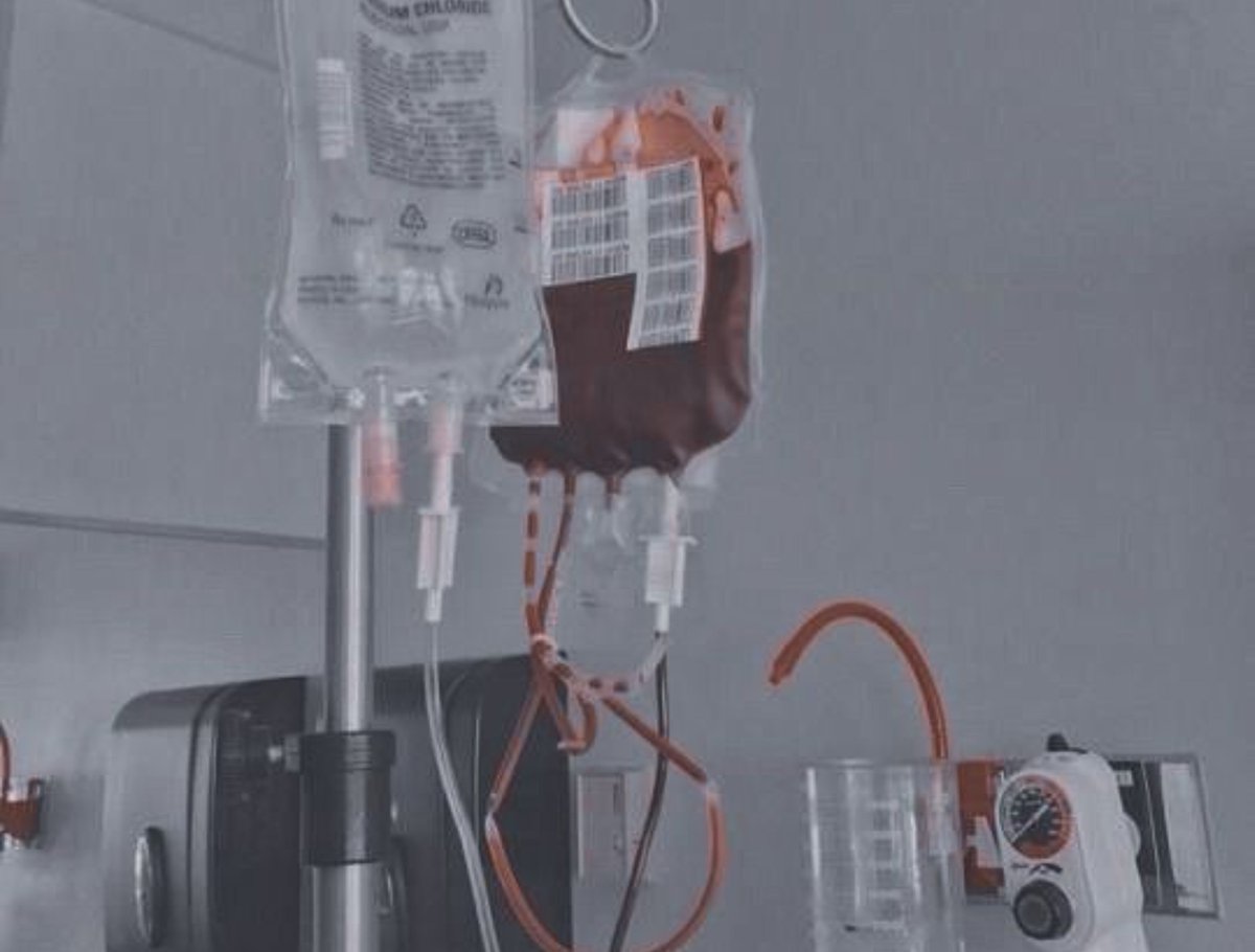 devilrvalentine's tweet photo. ㅤㅤㅤㅤ     𖹭 ㅤ ⌞ 𝟶𝟽 𝟸𝟾 𝟸𝟼 ⌝

​El aire entró en sus pulmones raspando como fibra de vidrio. Ahogándose con su propio oxígeno, su cuerpo se sacudió hasta colapsar contra el suelo en un ataque de tos desgarrador; uno que, en cuestión de segundos, se deformó en una risa. https://t.co/qJWOgz5zDq