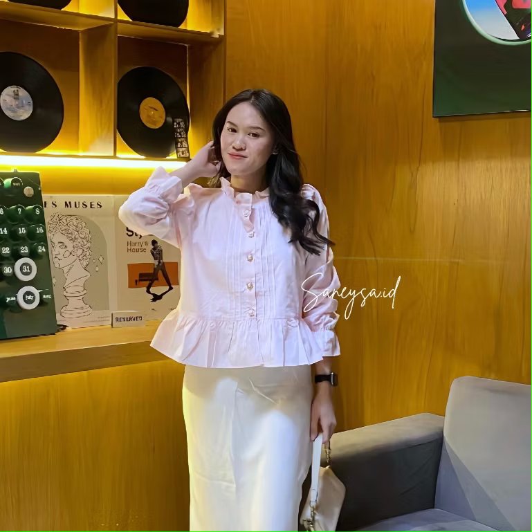 fillwithbliss's tweet photo. Baju manis &amp; lucu itu gampang dicari. Yg susah: cari yg manis, lucu, tp bahannya gk bikin gatel &amp; adem seharian. Makanya detail bahan kayak katun/rayon hrs jd patokan sblm kepincut sama modelnya. Blouse ini dpt dua-duanya: modelnya lucu, bahannya adem. 
🛒https://t.co/3f0pKATu3o https://t.co/y2xRXXLRrt