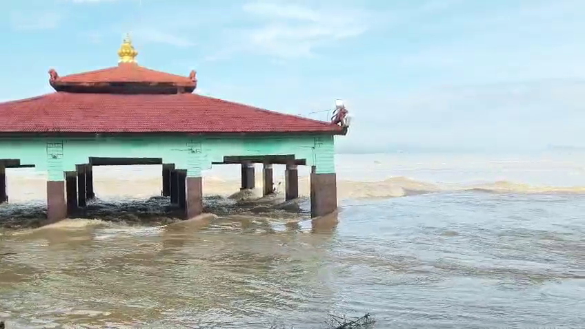 otvkhabar's tweet photo. #ଭଟ୍ଟାରିକା_ମନ୍ଦିରରେ_୫_ଫୁଟ୍‌_ପାଣି
-ନରସିଂହପୁର: ବଡ଼ମ୍ବାର ଭଟ୍ଟାରିକା ମନ୍ଦିର ଗର୍ଭଗୃହରେ ପଶିଲା ବନ୍ୟାପାଣି
-ଭଟ୍ଟାରିକା ମନ୍ଦିର ଭିତରେ ୫ ଫୁଟ୍‌ ବନ୍ୟାଜଳ ପ୍ରବାହିତ
-ରତ୍ନଗିରି ପାହାଡ଼ ଉପର ସର ଘରକୁ ଦେବୀ ଭଟ୍ଟାରିକା ସ୍ଥାନାନ୍ତର
#BhattarikaTemple #BadambaFlood #Narasinghpur #TempleFlooded #OTV https://t.co/4CaSAL7AFl