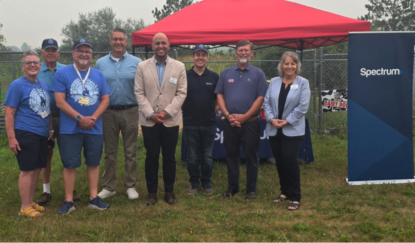 Spectrum_Gov's tweet photo. Through our Spectrum Employee Community Grants, we’re strengthening the communities where our employees live and work. Spectrum awarded a $2,500 grant to God's Helping Hands in Delta County, MI, for their work fighting food insecurity. Thank you to @senrogerhauck, @tom_kunse for supporting this cause, and employee Chris G.’s volunteerism and nomination for making this possible.