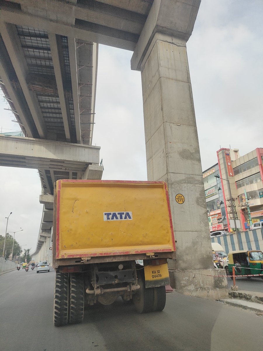 AgantukBlr's tweet photo. .@blrcitytraffic enforcing zero tipper lorries on ORR between 7-11 AM by allowing it at 8 AM. Also, to make it easy for you...also tagging @halairporttrfps .

Please hold officers accountable or all that is being done by @krishnabgowda will be waste. https://t.co/SHJKiEX35N