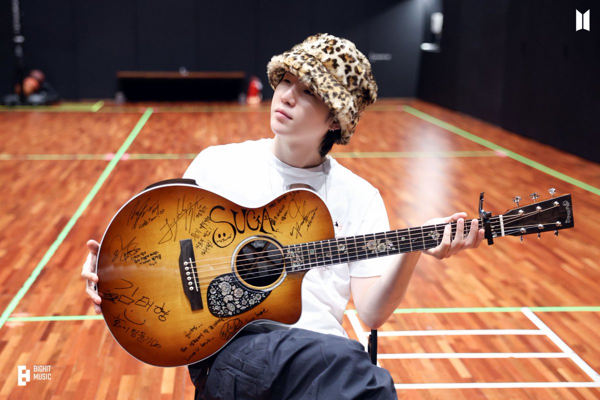 agustdreads's tweet photo. thinking about jimin signing his doodle and message on yoongi's d-day tour guitar with a "little jerry" 🥺 my tom and jerry besties 🥺 https://t.co/uilILWNBeu