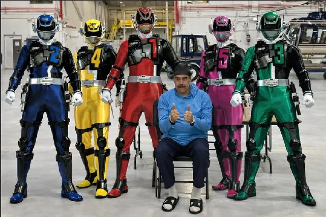 El_Funado_3001's tweet photo. @QuillaQueen_Uma enserio tuvo una pesadilla cuando los Power Rangers S.P.D arrestaron a maduro utilizando el modo SWAT? (cómo olvidar aquel dia XD) https://t.co/s4KxopO9oz