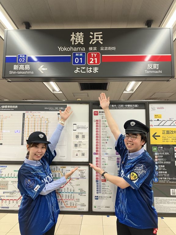 ydb_yokohama's tweet photo. 8/4(火)〜6(木)『YOKOHAMA STAR☆NIGHT 2026 Supported by 横浜銀行』まであと4日💫

東急電鉄株式会社 東横線 横浜駅の皆さんもスターナイトのスペシャルユニフォームを着用いただいています🚃✨

#スターナイト 
#baystars https://t.co/ZzZoCTuv8h