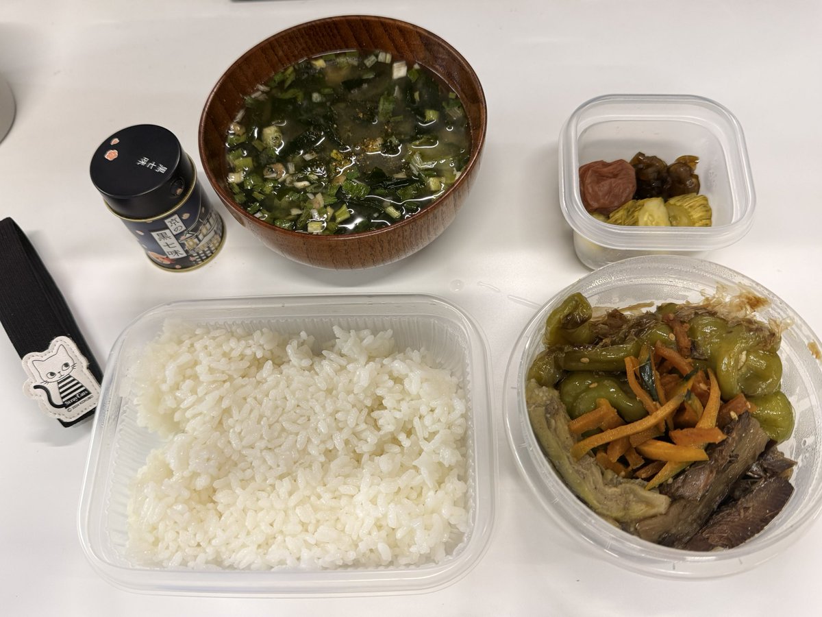 orpherus's tweet photo. おひるかな！

今日は電話の日やー！おわったー！
自分の仕事ができんー！_:(´ཀ`」∠):_
そんなお昼

にしんなす
万願寺焼いたん
おなすの胡麻和え
かぼちゃのきんぴら
きゅうりのお漬物2種
梅干し
お味噌汁

今日は梅干しの日らしいですよ

いただきます！🍚(╹◡╹)
#802いただきます #アップビート https://t.co/cyWro0kvRk