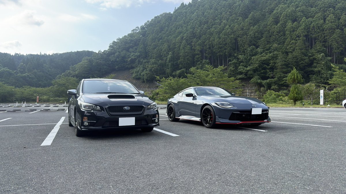Azcvy's tweet photo. 道譲ったZがたまたま同じ目的地で
お友達になってもらった🥳 https://t.co/3W5YclsTO1