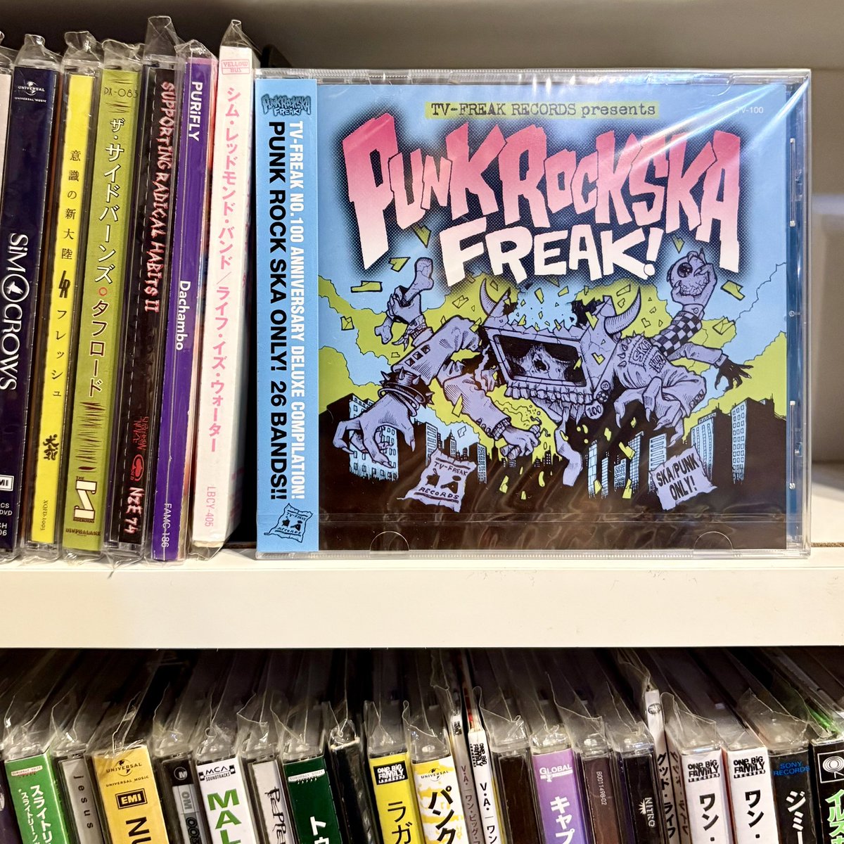 MARBLERECORDS's tweet photo. 国内27組のスカパンクバンドが参加したコンピ『punk rock ska freak!』デッドストック入荷💿

ビースティボーイズの1stを彷彿させるセブンスマーケット、そしてユーキ君に捧げたFB365。
名古屋2バンドの存在感が飛び抜けてエグいです。

https://t.co/QLV4V6Eewy
2009年
1760yen https://t.co/oW5lNNBr8j