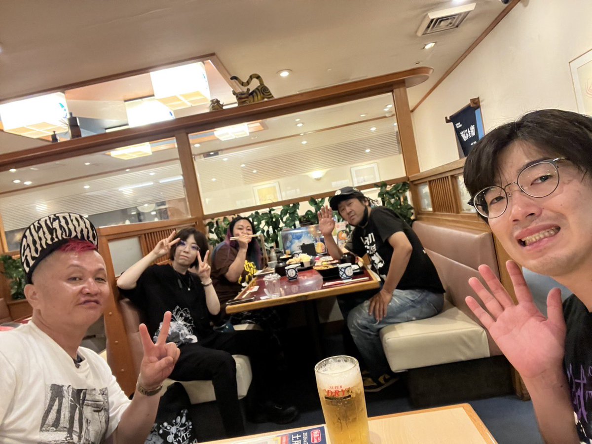 dankosousaiken0's tweet photo. 先日、平田会にお邪魔してきました！
平田さんいつもご馳走です・・😭
あかざきまさゆき君とミス・モンゴル姐さんと完熟フレッシュの池田57CRAZYさんと、みんなでワイワイご馳走になりました。
芸人食堂化してる〜ありがたや〜😭😭 https://t.co/vAOG0PoI9C