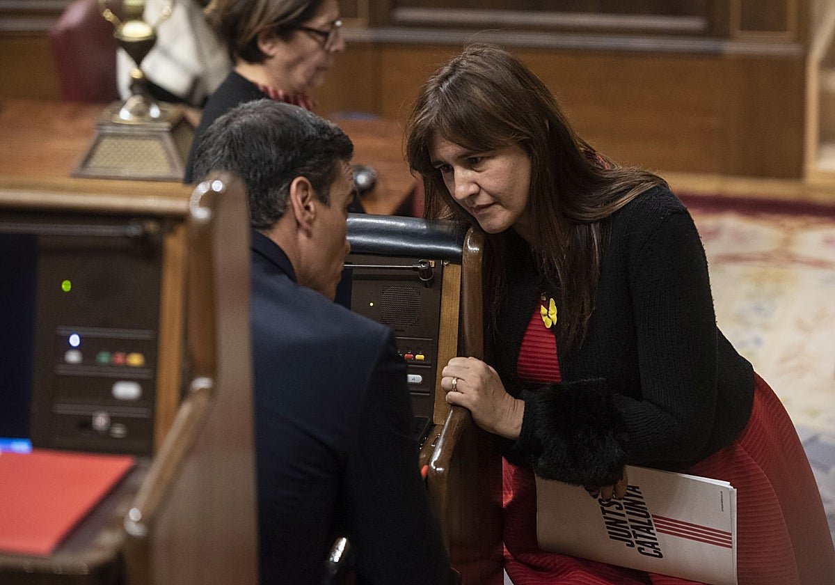 profsecundario's tweet photo. Dicen que los indultos a condenados por corrupción ordenados por el gobierno de Pedro Sánchez son otra línea roja cruzada por el Ejecutivo, pero en realidad son actos de pura coherencia. Que un gobierno que ha nacido por y para la corrupción indulte a corruptos, blanquee y libere a terroristas o desprecie y actúe contra la justicia son, verdaderamente, hechos que confirman una senda de coherencia iniciada desde el mismo momento en que José Luis Ábalos defendió en la moción de censura el proyecto que Pedro Sánchez tenía para España. La carta blanca a los suyos para delinquir son la culminación lógica de la política delincuencial de los socialistas y su definitiva renuncia a cualquier apariencia no ya de ejemplaridad institucional, sino de simple y llana decencia. Las próximas elecciones permitirán, de este modo, calibrar con bastante precisión el número de indecentes con que contamos en nuestro país y elevarlos a la categoría de cooperadores necesarios con organización criminal.