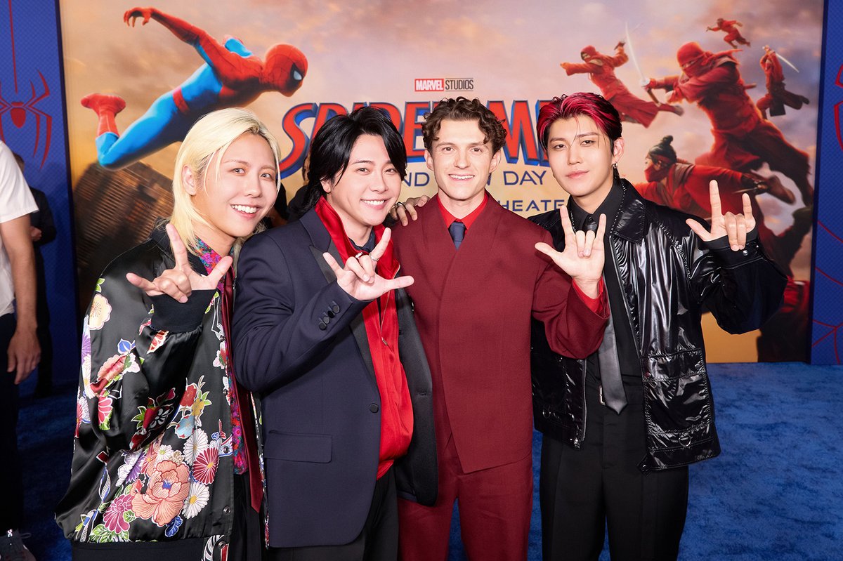 modelpress's tweet photo. ミセス、トム・ホランドと約束の再会✨️
4人で“スパイダーマンポーズ”🕷️🕸️
https://t.co/R4YrlaOdtZ

マーベル社長も絶賛👏
「日本版主題歌『Brand New』、大好きで本当に気に入っているよ！私はMrs. GREEN APPLEの最大のファンになったんだ」

「スパイダーマン：ブランド・ニュー・デイ」米LAでワールドプレミア開催🎉

@AORINGOHUZIN @MotokiOhmoriMGA @SpidermanMovieJ