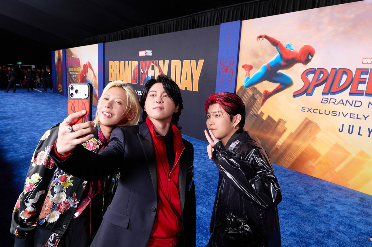 modelpress's tweet photo. ミセス、トム・ホランドと約束の再会✨️
4人で“スパイダーマンポーズ”🕷️🕸️
https://t.co/R4YrlaOdtZ

マーベル社長も絶賛👏
「日本版主題歌『Brand New』、大好きで本当に気に入っているよ！私はMrs. GREEN APPLEの最大のファンになったんだ」

「スパイダーマン：ブランド・ニュー・デイ」米LAでワールドプレミア開催🎉

@AORINGOHUZIN @MotokiOhmoriMGA @SpidermanMovieJ