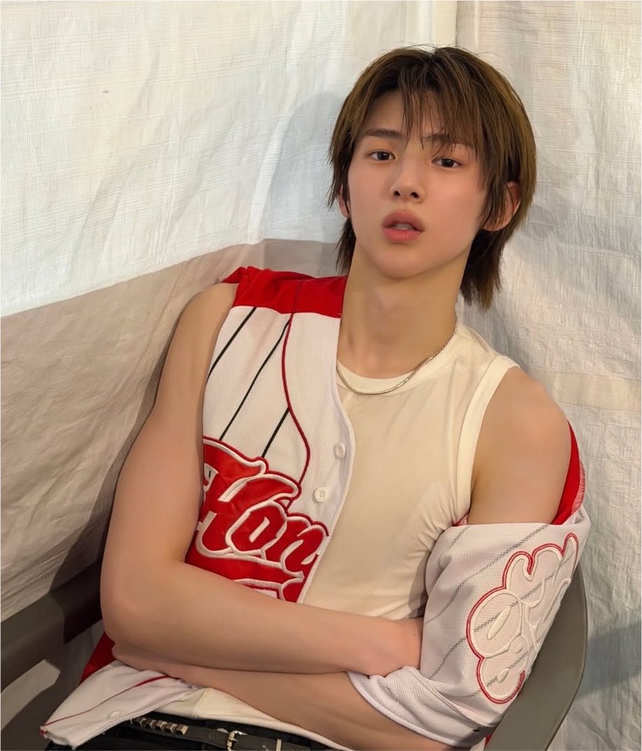 eomakaze's tweet photo. the idol                                  the photocard https://t.co/KV51LW1Wed