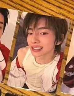eomakaze's tweet photo. the idol                                  the photocard https://t.co/KV51LW1Wed