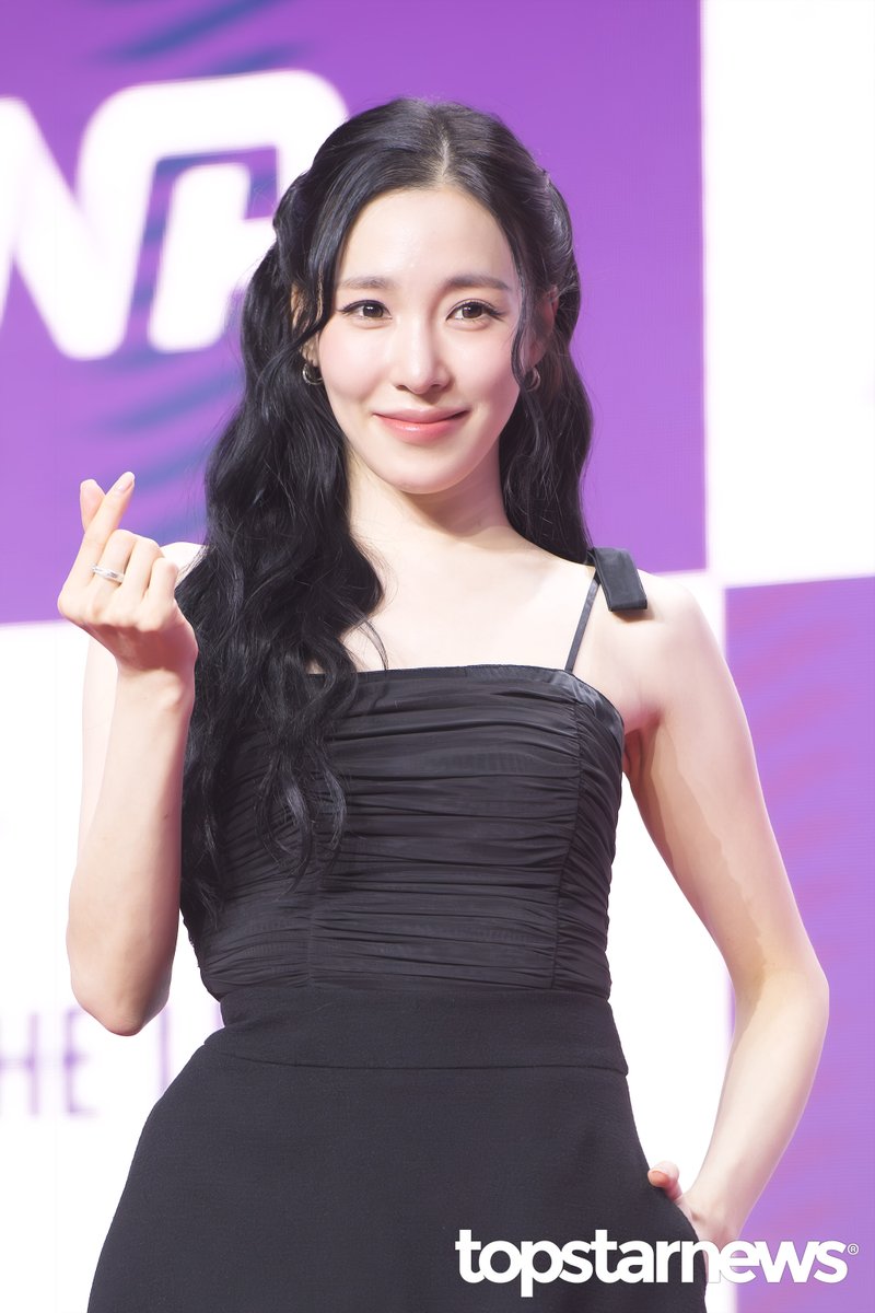 TSN_PHOTO's tweet photo. [HD포토] 티파니 영, ‘청순한 하트’ (엑스 더 리그 제작발표회) #엑스더리그 #프리뷰 #티파니영 #소녀시대 https://t.co/mQQE5XkQPE <- Original Photo https://t.co/u0O0gekK0c