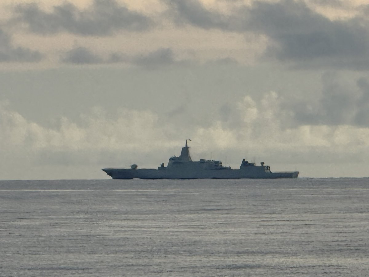 GyotakuMk2's tweet photo. 朝7:00くらいに久米島沖合で南昌級駆逐艦と思われる駆逐艦と遭遇したんだけど……笑
#中国海軍
#領海侵犯 https://t.co/AngYk6r21x