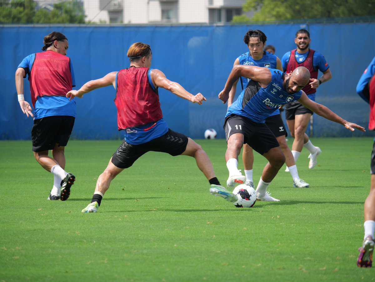 GAMBA_OFFICIAL's tweet photo. 本日は刺すような暑さの中でトレーニング🌞💦
選手たちは汗だくになりながら、開幕に向けて日々ハードワークを続けています💪

少しでも暑さをしのげるよう、この夏から明神監督の要望で練習場にはテントを設置⛺️

暑い日が続きますが、皆さんも体調管理に気をつけて、一緒に開幕を迎えましょう！

**開幕まであと8日！**

開幕戦情報はこちらから▼
https://t.co/Rcrv9WFefJ

#ガンバ大阪 #GAMBAOSAKA