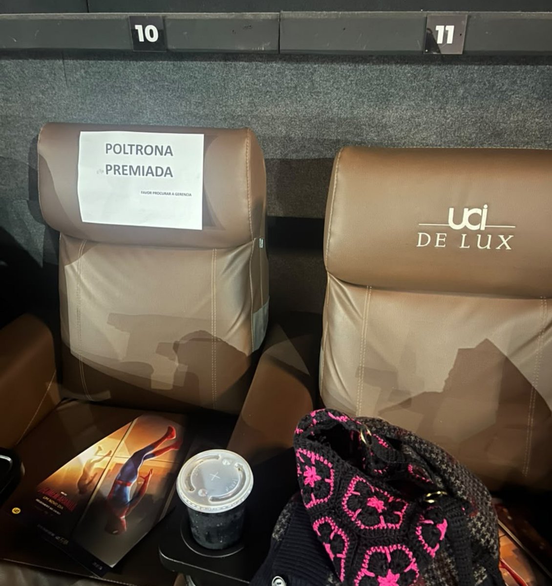 Evermidtch's tweet photo. Compro meu ingresso de boa pra sessão especial
A porra da cadeira do LADO da minha: https://t.co/E4vGEQMXcQ