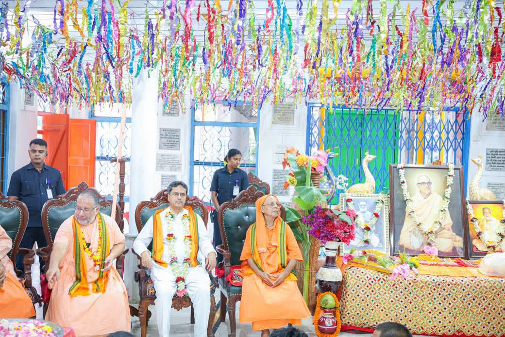 NewsStar69313's tweet photo. Chief Minister Of Tripura Dr. Manik Saha Pays Tribute To Gurus On Guru Purnima, Calls For Embracing Indigenous Values.
#Chief #Minister #Dr. #Manik #ESaha #Pays #Tribute #Gurus #Guru #Purnima #Calls #Embracing #Indigenous #Values #CM #Agartala #Tripura 
https://t.co/PrYRg3f04m https://t.co/GV64Zup1uU