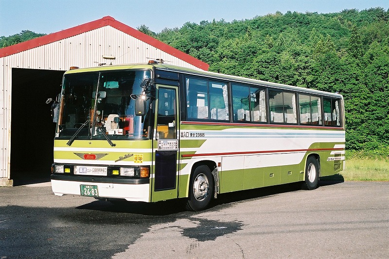 itome100028's tweet photo. 今日は2004年に撮影した旧釜トンネルの画像を。
まだ新しい釜トンネルは全通しておらず、２年前に完成した釜上トンネルまでは、旧釜トンネルを通行していました。なので上高地仕様と呼ばれる背の低い短いバスで通行していたので、入山トンネルの通過は今よりもマシだったのでは・・・ https://t.co/ym4YmNzOFD
