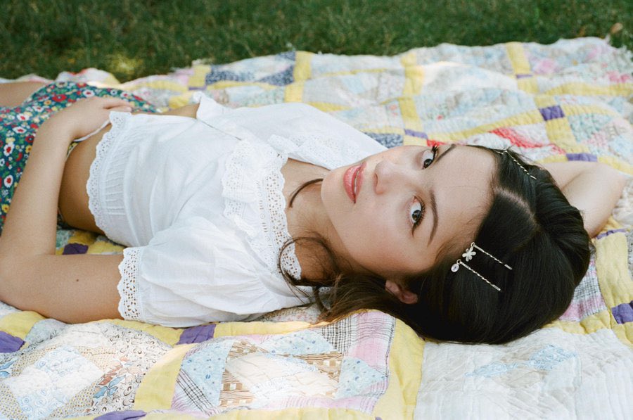 infolivies's tweet photo. 🚨 Uma fã que esteve presente na gravação do Austin City Limits compartilhou alguns detalhes sobre o show de Olivia Rodrigo:

• “my way” não teve a pausa/silent challenge;
• “bad idea right?” manteve a silent challenge (e a plateia falhou 😭);
• Em “expectations”, as meninas cantam a parte da Olivia na bridge enquanto os meninos cantam a parte do Dan;
• “honeybee” foi encurtada, sem o trecho final (“i love you i promise…”);
• Olivia não cantou “what’s wrong with me”;
• “the cure” e “my way” foram apresentadas novamente durante o encore.