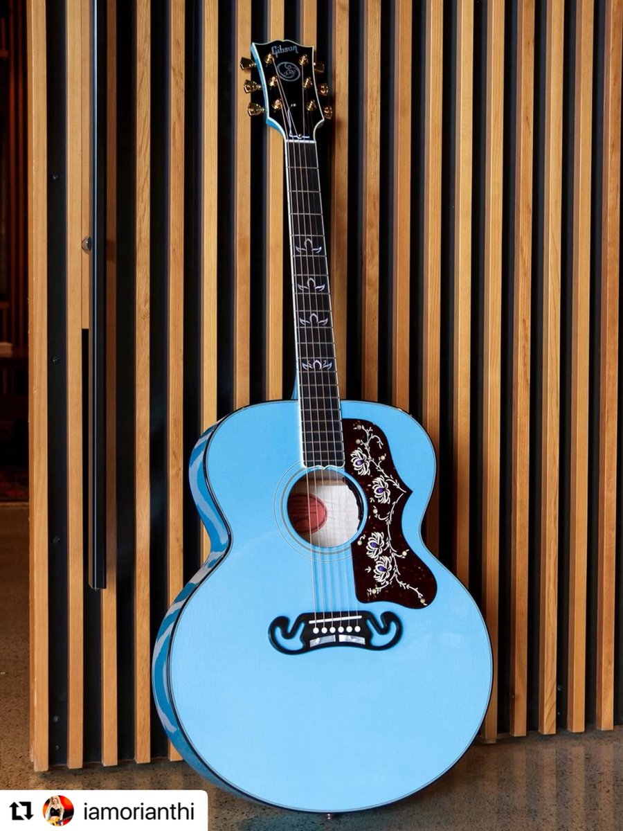 HiROfficial1995's tweet photo. オリアンティが新しいシグネチャーのGibson J-200をインスタに載せてた！
今回は赤とは正反対のTurquoise Blueのモデル🩵
#Orianthi #gibson https://t.co/HVrqsIESYV