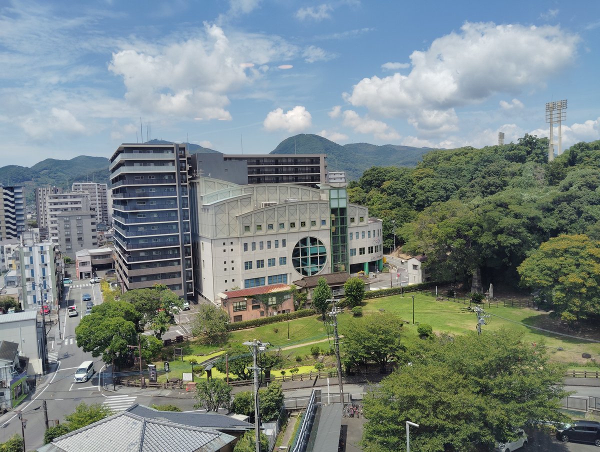 ifpfn4's tweet photo. もう４度目の入院ですが、ここからの眺めが好き。

右は里程元標跡。江戸時代に熊本から各地への距離を知る為に、街道沿いに等間隔で植林された、並木の出発点がここ。竜田〜武蔵ヶ丘〜大津と、豊肥線沿いに並木があり、「一里木」「二里木」「三里木」ってバス停や駅があるのは、その距離だそうです。 https://t.co/mgcIzjtdLG