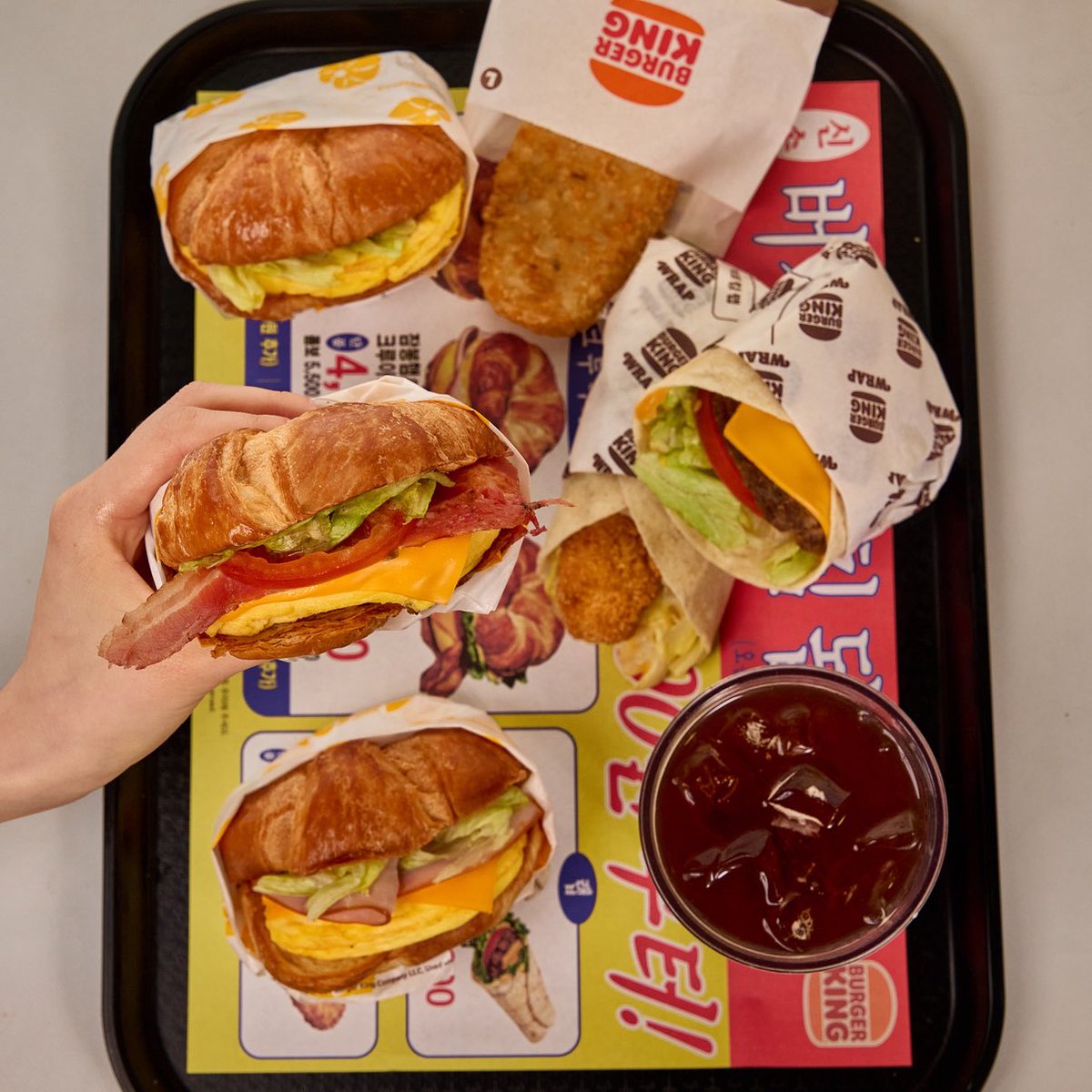 BurgerKing_KOR's tweet photo. 👅 킹대리 시식 후기 👅

NEW! 모닝 메뉴🥐

버터 풍미 가득한 크루아상 번에 
폭신한 오믈렛을 담은 크루아상위치 3종
간편하게 즐기기 좋은 크리스퍼 랩,
비프킹 랩과 해쉬브라운까지!
출근길에도 늦은 아침에도 든든하게 채워주는 아침식사 완성

팔로우 + RT = #버거킹상품권 1만 원권 (20명) https://t.co/EaJlcuLud8