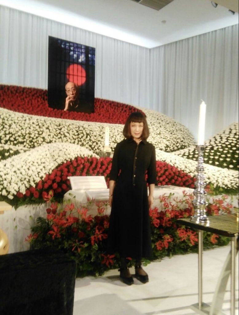 yoshit2112's tweet photo. @nobby_saitama 真珠のネックレスをつけて蜷川幸雄の葬儀に参列していた毬谷友子さん。 https://t.co/zEjINHOALQ