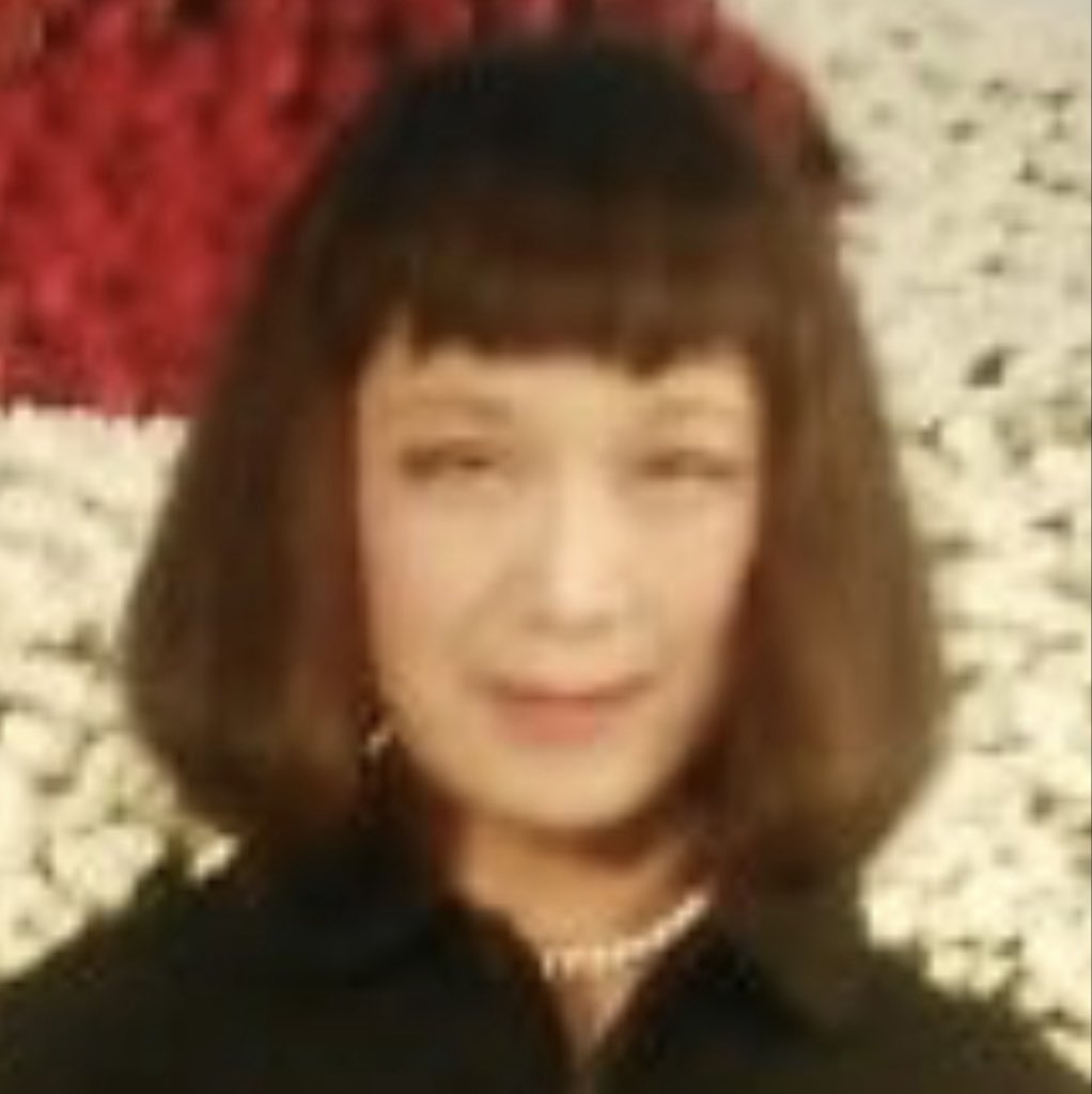 yoshit2112's tweet photo. @nobby_saitama 真珠のネックレスをつけて蜷川幸雄の葬儀に参列していた毬谷友子さん。 https://t.co/zEjINHOALQ