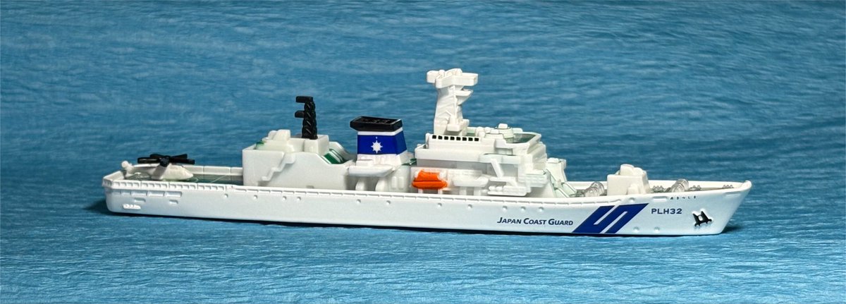funezki's tweet photo. 先日買った、トミカ製のミニカー 「海上保安庁 巡視船 あきつしま PLH32」。1/1000スケール。
880円と安価ながらも、造形は良くできている！
巡視船のシルエットって格好良いよね。
残念ながら、「あきつしま」はプラモデル化されてないので、これはナイスなチョイス。 https://t.co/mmADF0wTFo