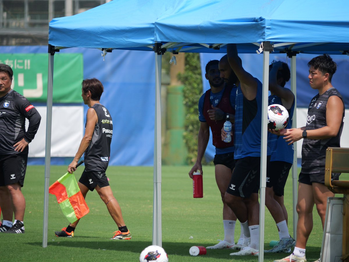 GAMBA_OFFICIAL's tweet photo. 本日は刺すような暑さの中でトレーニング🌞💦
選手たちは汗だくになりながら、開幕に向けて日々ハードワークを続けています💪

少しでも暑さをしのげるよう、この夏から明神監督の要望で練習場にはテントを設置⛺️

暑い日が続きますが、皆さんも体調管理に気をつけて、一緒に開幕を迎えましょう！

**開幕まであと8日！**

開幕戦情報はこちらから▼
https://t.co/Rcrv9WFefJ

#ガンバ大阪 #GAMBAOSAKA