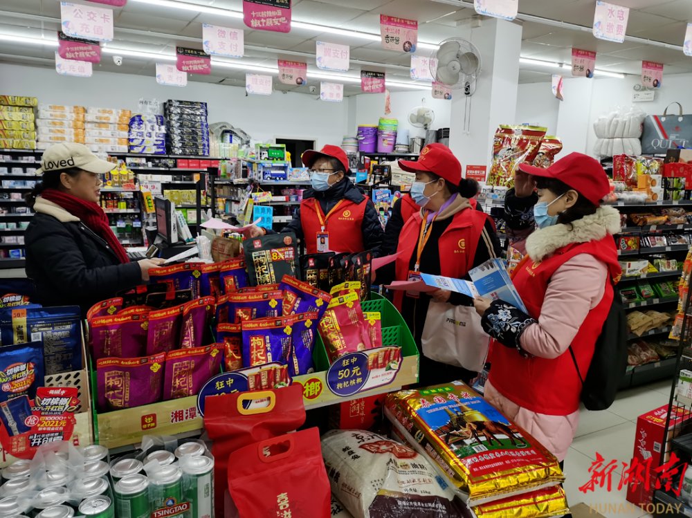AdelineScafuto's tweet photo. Just wrapped 2 days of community food drive volunteering — sorted 300+ meal packs for neighbors in need, saw so many familiar warm faces. Small acts add up! #VolunteerForGood， https://t.co/nmNqRTGocl