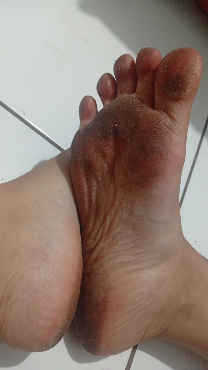goddesisis_'s tweet photo. Vou fazer a unha no sábadoo, aí eu volto a postar mais ;)

Tenho alguns avulsos aqui, mas deixo eles para os meus corninhos da Dm 

#dirtyfeet domme findom #capacho #podo podolatra #pezinhos https://t.co/NESpVFcuuy