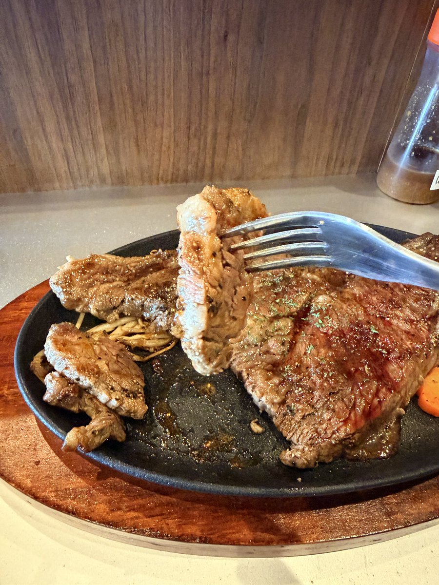 JIMOHACK3's tweet photo. 仙台市中野栄にオープンした「JOステーキ」へ。

「そりゃ臭うさ、ニンニクだもの」という目を引く看板を掲げたステーキ専門店。

看板メニューの「JOステーキ」は柔らかく、噛むほどに肉の旨みがじゅわっと出て旨し！

ただニンニクの風味は看板から想像するほどガツンとは来ず、先に鼻に来るのはバターの香り。

肩ロースの一枚肉ステーキはデフォで400g、噛み締めて味わう系。

ライスとスープはおかわり自由という太っ腹、たくさん食べたい人はぜひ。

https://t.co/J2i4soxWRK