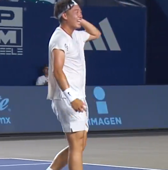 Guille2Falcon's tweet photo. Gran triunfo ante el número 12 del mundo
Coleman Wong le ganó a Jiri Lehecka en 3 sets (1-6, 6-3, 6-4) y está en cuartos de final de Los Cabos. Por ranking, es el mejor triunfo de su carrera hasta el momento. Está a un triunfo de hacer historia para su país y convertirse en el primer tenista de Hong Kong en alcanzar el top 100 del ranking. Su próximo rival será Jenson Brooksby.