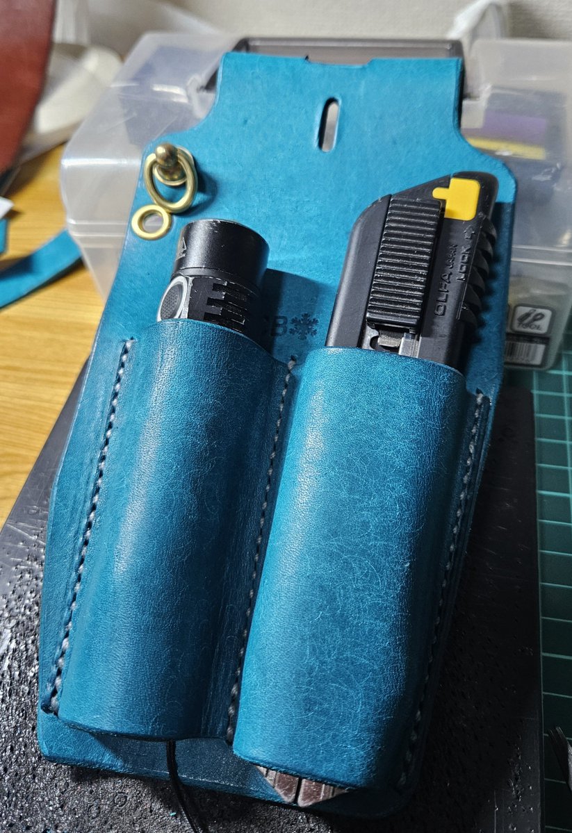 CBLeather1231's tweet photo. 現場仕事の友人の依頼でカッター&amp;ライトのホルスターを製作しました🐂

ターコイズのマルゴーを用いています。

 #レザークラフト https://t.co/z68qgA0QFN