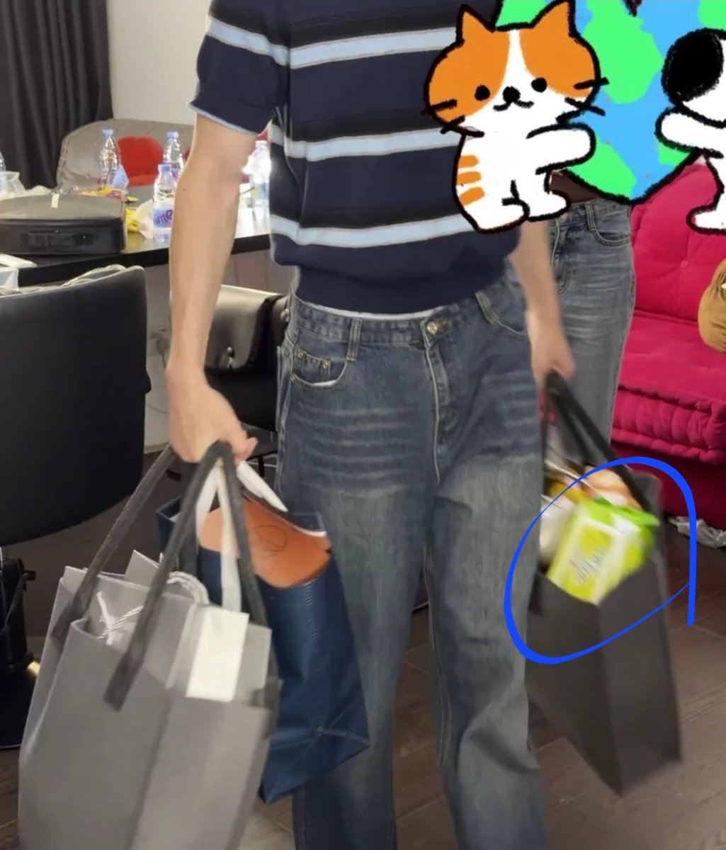 Jaaeurluveee's tweet photo. คู่ซีเจา ฉันยกให้เป็นคู่รักที่น่ารักมากๆแห่งปี เป็นความสัมพันธ์ที่ค่อยเป็นค่อยไป ค่อยๆเปิดเผยให้พวกเรารู้ทีละนิด~
-พี่ซี ฉันยกให้เป็นลูกเขยดีเด่น สามีแห่งชาติเลยล่ะ 🥹
เมื่อวานฮีมีงานไลฟ์ใช่มะ แล้วมีการทำขนมวาฟเฟิล พี่ซีขอทำ 2 อัน เพราะจะเอาห่อกลับบ้านไปให้น้องเจากินด้วย พอจบไลฟ์ ฮีก็ขนขนมหลายอย่างมากพะรุงพะรังเต็มถุงเลย เอาไปให้น้องเจาทั้งนั้น กลัวยัยน้องหิวแหล่ะ น่ารักมากๆๆ 🥹
-ต่างคนต่างพากันไปเจอครอบครัวแล้ว
โดยพี่ซีพายัยน้องไปเจอครอบครัวตัวเองก่อน ก่อนวันงานคอนเสิร์ตด้วยซ้ำ แล้วครอบครัวพี่ซีน่ารักกันมากทั้งต้อนรับอย่างดี มาม๊ากับพี่สาวพี่ซีต่างก็เอ็นดูยัยน้องทั้งนั้น ขนาดหลานสาวยังรัก เพราะยัยน้องคงตามใจหลานพี่ซีแน่ๆทรงนี้ หลานเลยติดหนึบ~
ก่อนวันงานคอนเสิร์ตวันที่ 2 มีมาม๊ากับน้องชายน้องเจามาที่ฮ่องกง ยัยน้องก็เลยพาพี่ซีไปทานข้าวกับมาม๊าด้วยแนะนำลูกเขยไปด้วยเลยงี้ 
พอหลังงานคอนเสิร์ตจบ น้องเจาน่าจะพาพี่ซีกลับบ้านตัวเองที่กวางตุ้ง พาพี่ไปเที่ยว และไปทานข้าวกันพร้อมหน้าพร้อมตากับครอบครัวยัยน้อง ก็คือตอนนี้ครอบครัวทั้งคู่รับรู้ทั้งสองฝ่ายแล้ว ผมแบบบ..😭
-ต่างคนต่างพากันไปเจอเพื่อนๆตัวเอง พี่ mc เมื่อวานคือหนึ่งในนั้น แล้วพี่เขาแซวพี่ซีทั้งไลฟ์จนพี่ซีเลิ่กลักทำตัวไม่ถูก 😅
-มีไอเทมคู่กันเยอะมากกกก ทั้งเคสโทรศัพท์ ทั้งเสื้อผ้า ทั้งแหวน บางครั้งก็ใช้เสื้อผ้าตู้เดียวกัน และที่สำคัญคืออยู่ห้องด้วยกันค่ะ เขินนนนน~🫠
สรุปทั้งเพื่อน ทั้งครอบครัวทั้งคู่ต่างก็รับรู้กันหมดแล้วว่าคบกัน 🥹 แต่พวกเขายังไม่พร้อมประกาศให้โลกรู้ และทุกคนคงรู้ว่าแหละว่าเพราะอะไร…
ยังไงเราก็ขอให้พวกเขาผ่านอุปสรรคต่างๆมาให้ได้นะ จับมือกันไว้แน่นๆ ขอให้มีความสุขตลอดไป และพากันเติบโตเดินไปข้างหน้าด้วยกันนะเด็กๆ 🥰🧡💛

#XiZhao #HeChangxi #HeYanzhao