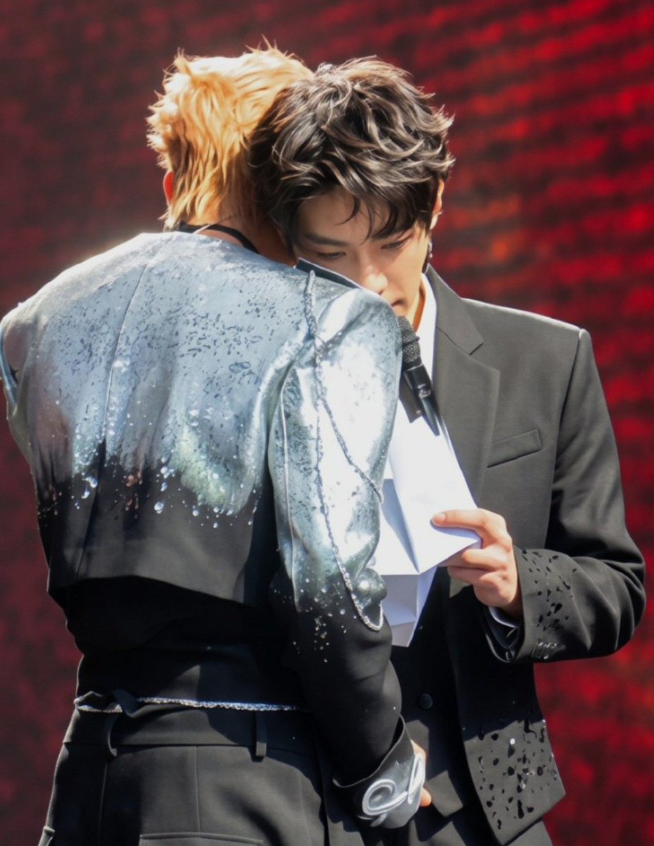Jaaeurluveee's tweet photo. คู่ซีเจา ฉันยกให้เป็นคู่รักที่น่ารักมากๆแห่งปี เป็นความสัมพันธ์ที่ค่อยเป็นค่อยไป ค่อยๆเปิดเผยให้พวกเรารู้ทีละนิด~
-พี่ซี ฉันยกให้เป็นลูกเขยดีเด่น สามีแห่งชาติเลยล่ะ 🥹
เมื่อวานฮีมีงานไลฟ์ใช่มะ แล้วมีการทำขนมวาฟเฟิล พี่ซีขอทำ 2 อัน เพราะจะเอาห่อกลับบ้านไปให้น้องเจากินด้วย พอจบไลฟ์ ฮีก็ขนขนมหลายอย่างมากพะรุงพะรังเต็มถุงเลย เอาไปให้น้องเจาทั้งนั้น กลัวยัยน้องหิวแหล่ะ น่ารักมากๆๆ 🥹
-ต่างคนต่างพากันไปเจอครอบครัวแล้ว
โดยพี่ซีพายัยน้องไปเจอครอบครัวตัวเองก่อน ก่อนวันงานคอนเสิร์ตด้วยซ้ำ แล้วครอบครัวพี่ซีน่ารักกันมากทั้งต้อนรับอย่างดี มาม๊ากับพี่สาวพี่ซีต่างก็เอ็นดูยัยน้องทั้งนั้น ขนาดหลานสาวยังรัก เพราะยัยน้องคงตามใจหลานพี่ซีแน่ๆทรงนี้ หลานเลยติดหนึบ~
ก่อนวันงานคอนเสิร์ตวันที่ 2 มีมาม๊ากับน้องชายน้องเจามาที่ฮ่องกง ยัยน้องก็เลยพาพี่ซีไปทานข้าวกับมาม๊าด้วยแนะนำลูกเขยไปด้วยเลยงี้ 
พอหลังงานคอนเสิร์ตจบ น้องเจาน่าจะพาพี่ซีกลับบ้านตัวเองที่กวางตุ้ง พาพี่ไปเที่ยว และไปทานข้าวกันพร้อมหน้าพร้อมตากับครอบครัวยัยน้อง ก็คือตอนนี้ครอบครัวทั้งคู่รับรู้ทั้งสองฝ่ายแล้ว ผมแบบบ..😭
-ต่างคนต่างพากันไปเจอเพื่อนๆตัวเอง พี่ mc เมื่อวานคือหนึ่งในนั้น แล้วพี่เขาแซวพี่ซีทั้งไลฟ์จนพี่ซีเลิ่กลักทำตัวไม่ถูก 😅
-มีไอเทมคู่กันเยอะมากกกก ทั้งเคสโทรศัพท์ ทั้งเสื้อผ้า ทั้งแหวน บางครั้งก็ใช้เสื้อผ้าตู้เดียวกัน และที่สำคัญคืออยู่ห้องด้วยกันค่ะ เขินนนนน~🫠
สรุปทั้งเพื่อน ทั้งครอบครัวทั้งคู่ต่างก็รับรู้กันหมดแล้วว่าคบกัน 🥹 แต่พวกเขายังไม่พร้อมประกาศให้โลกรู้ และทุกคนคงรู้ว่าแหละว่าเพราะอะไร…
ยังไงเราก็ขอให้พวกเขาผ่านอุปสรรคต่างๆมาให้ได้นะ จับมือกันไว้แน่นๆ ขอให้มีความสุขตลอดไป และพากันเติบโตเดินไปข้างหน้าด้วยกันนะเด็กๆ 🥰🧡💛

#XiZhao #HeChangxi #HeYanzhao